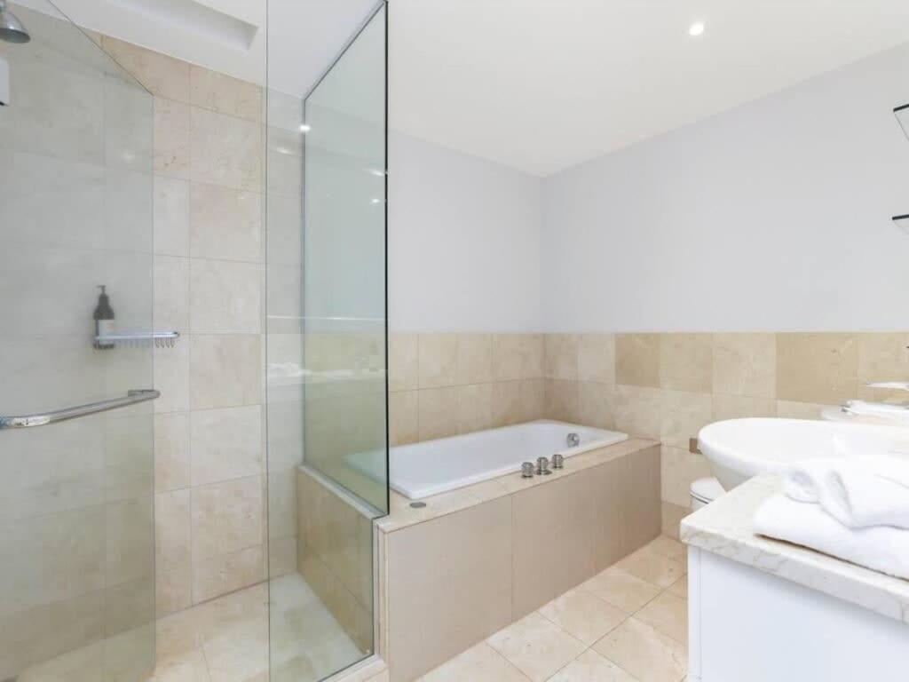 Bright One Bedroom Beauty With Balcony And Unbeatable Views Auckland Exterior photo